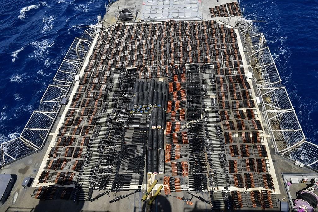 Marinha dos EUA intercepta embarcação apátrida carregada de armas no Mar da Arábia