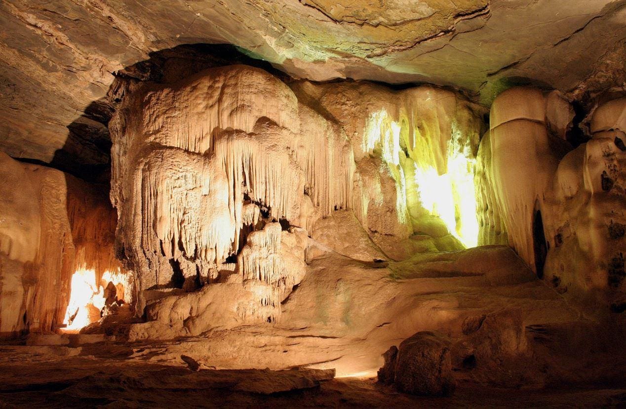 Gruta do Maquiné tem 650 m de extensão e 7 grandes salões