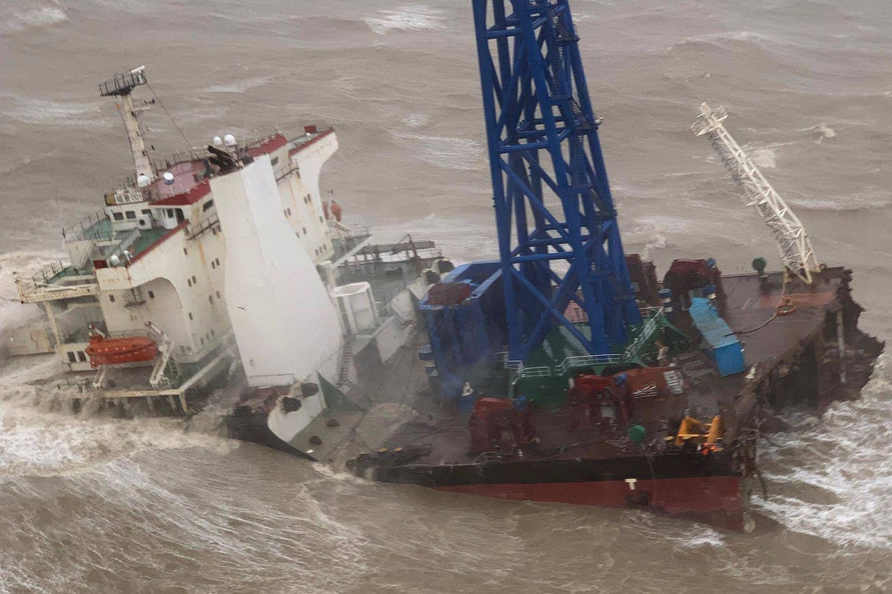 Embarcação de engenharia se partiu, devido à força do tufão Chaba. Ocorrência foi a 160 milhas náuticas a sudoeste de Hong Kong, no Mar da China Meridional
