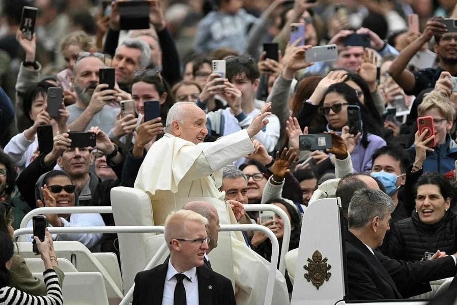 Papa Francisco acena para uma multidão, diante da Basílica de São Pedro, após celebrar a missa de Páscoa