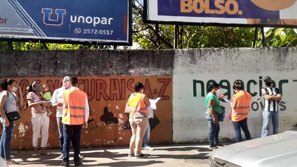 Centenas de pessoas ficaram na fila na agência da Caixa, na avenida JK, para resolver pendências do auxílio emergencial