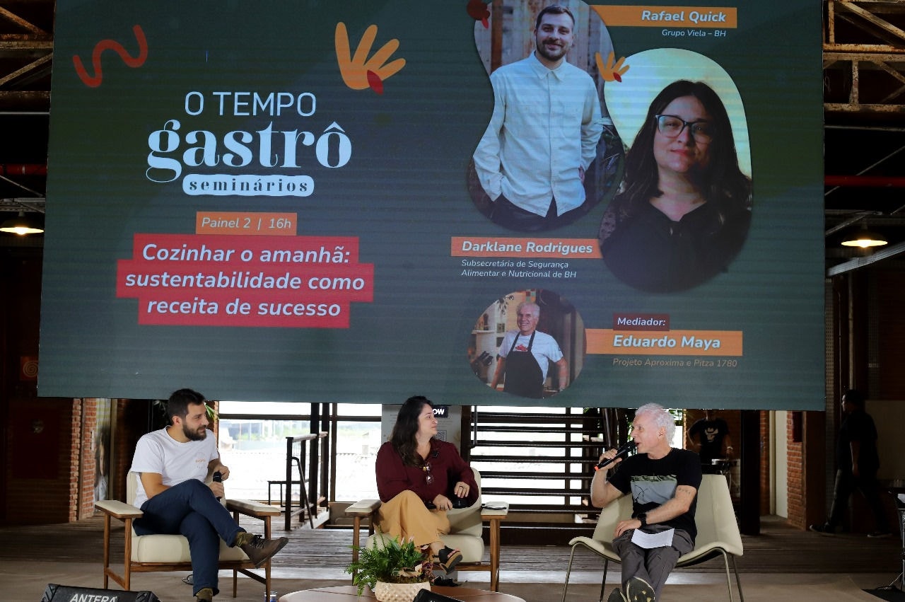 Rafael Quick e Darklane Rodrigues durante o painel do Seminário O TEMPO Gastrô mediado pelo chef Eduardo Maya
