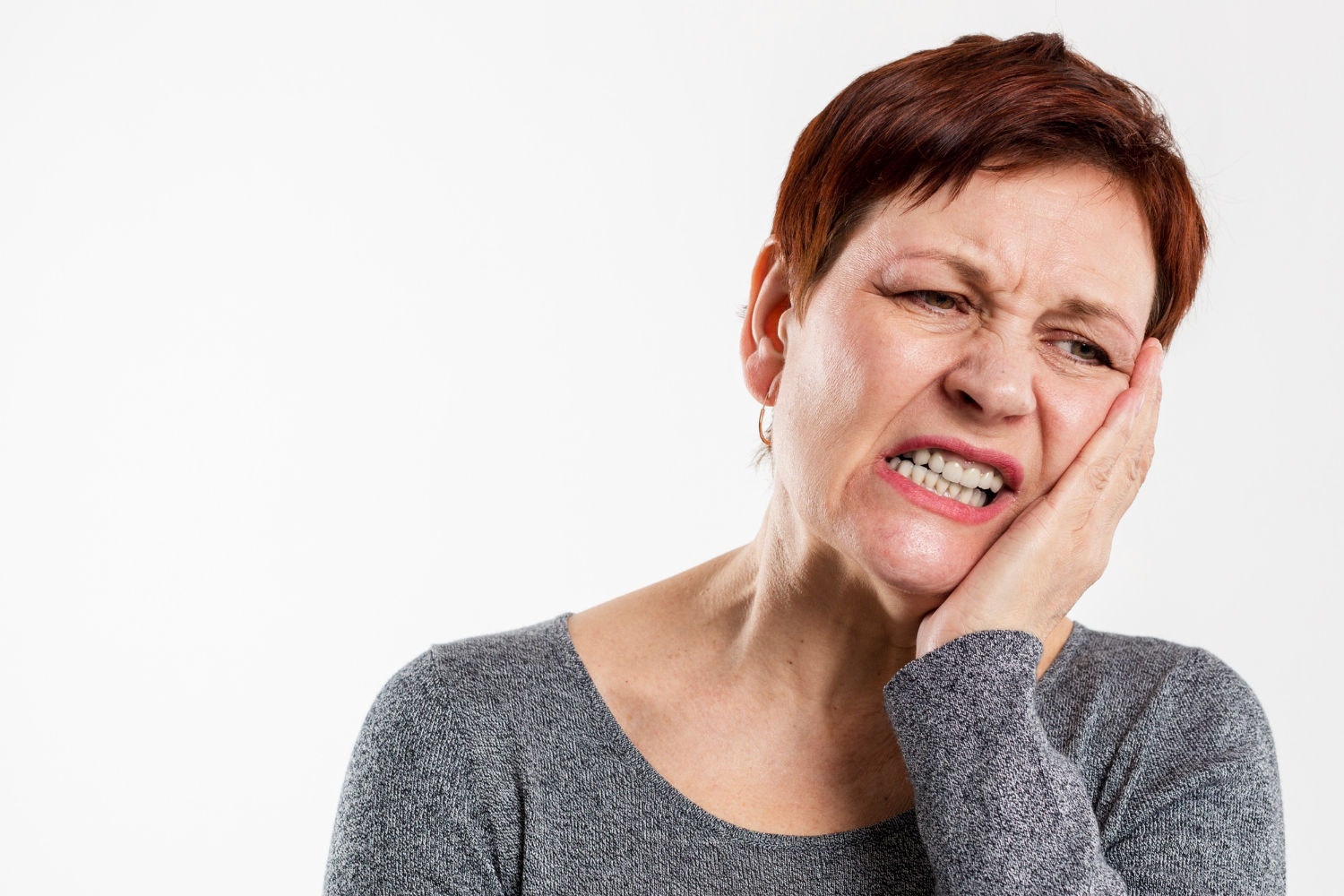 Apertar os dentes ou serrar a mandíbula em excesso é um problema de bruxismo
