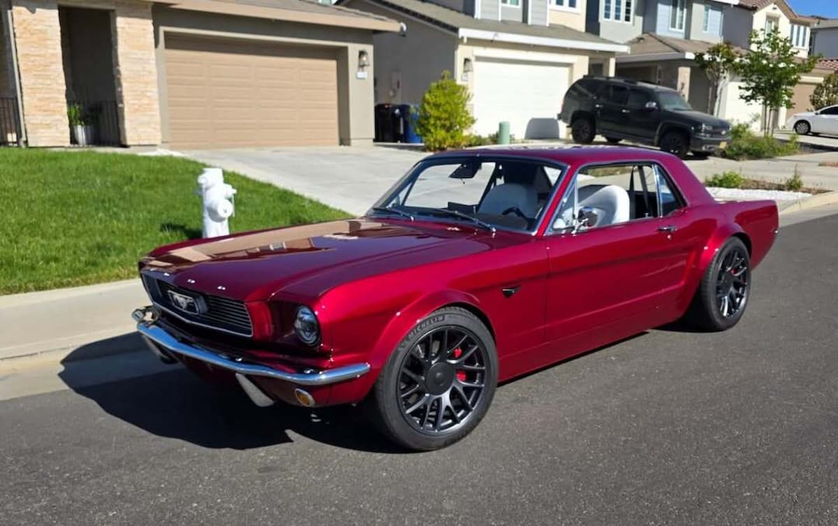 Mustang 1966 com visual original virou elétrico com tecnologia AutoPilot, da Tesla