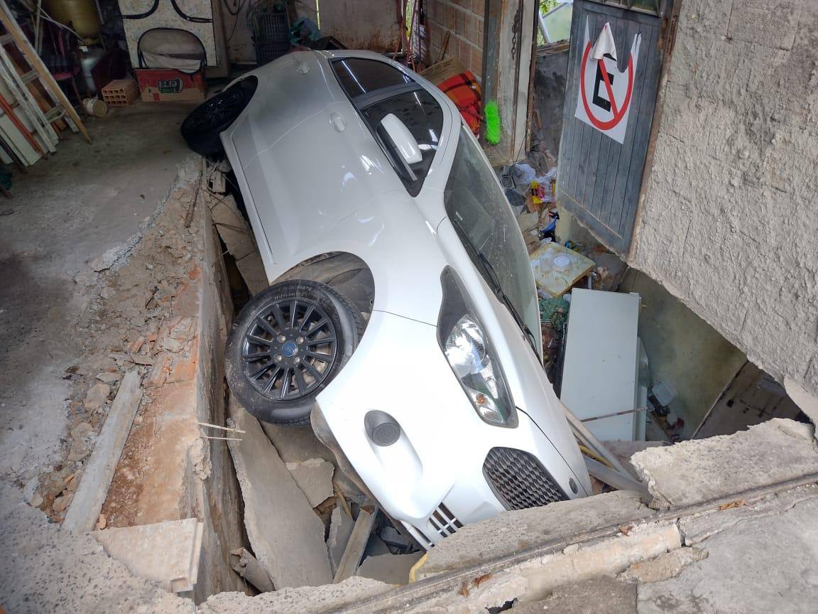 Carro desabou na garagem