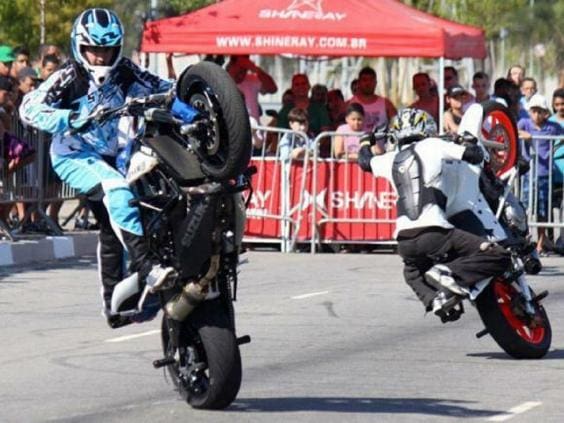 Wheeling ou grau, prática de manobras com motocicleta