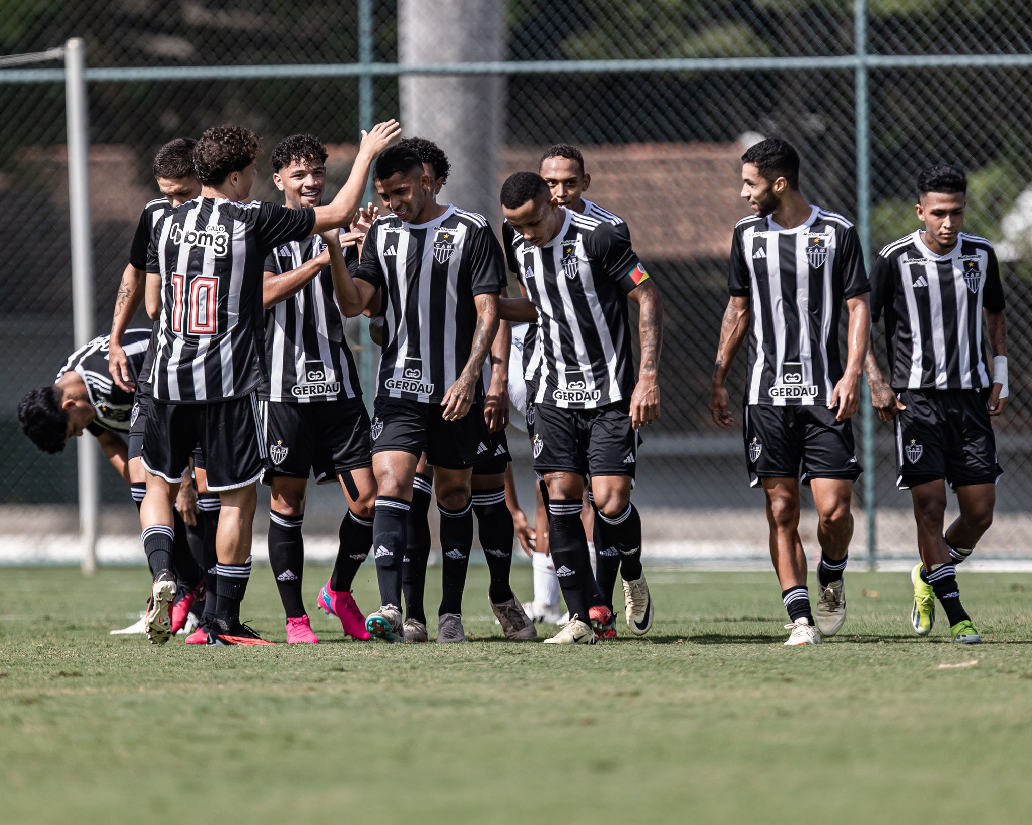 Jogadores do time sub-20 do Atlético comemoram gol