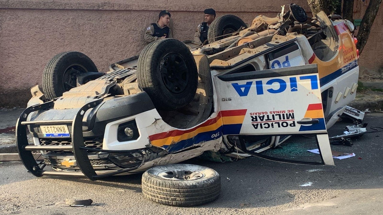 Viatura ficou capotada no bairro Letícia