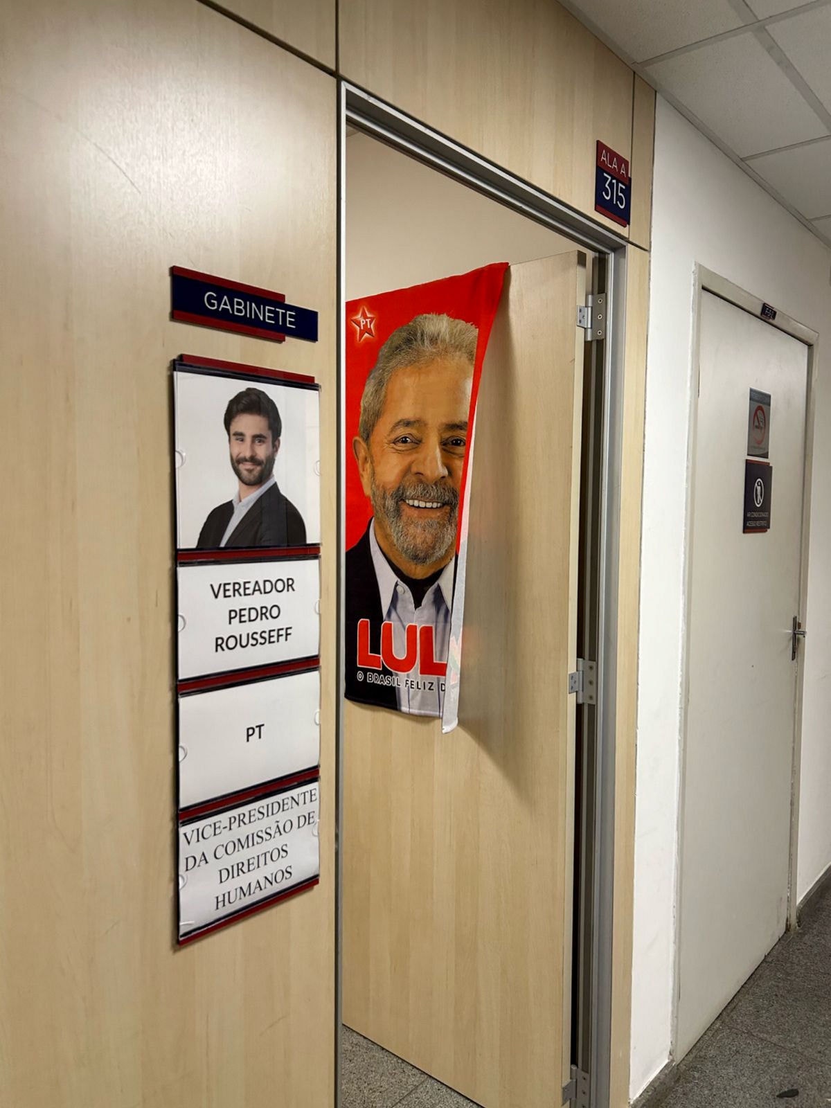 Toalha com o rosto do presidente Lula (PT) estampado, na porta do gabinete do vereador Pedro Rousseff (PT)
