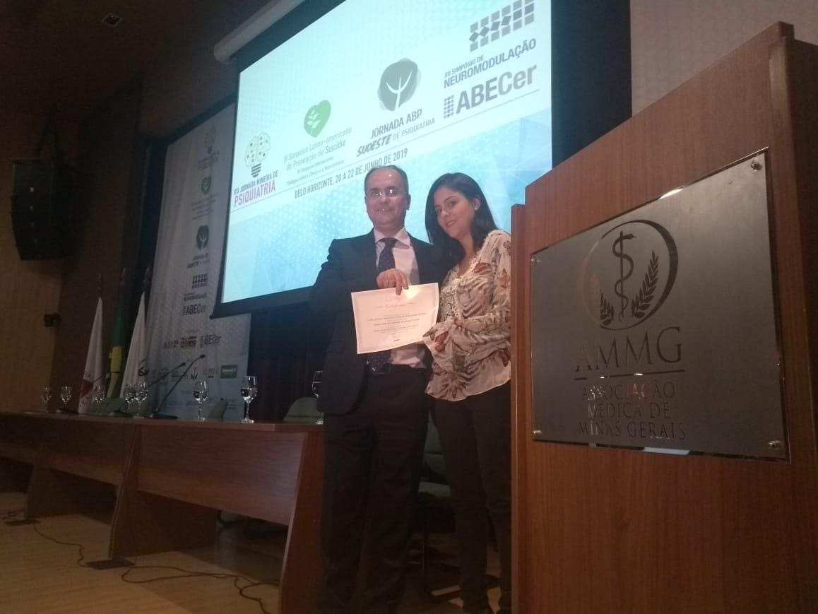 Repórter Rafaela Mansur recebeu prêmio da Associação Mineira de Psiquiatria