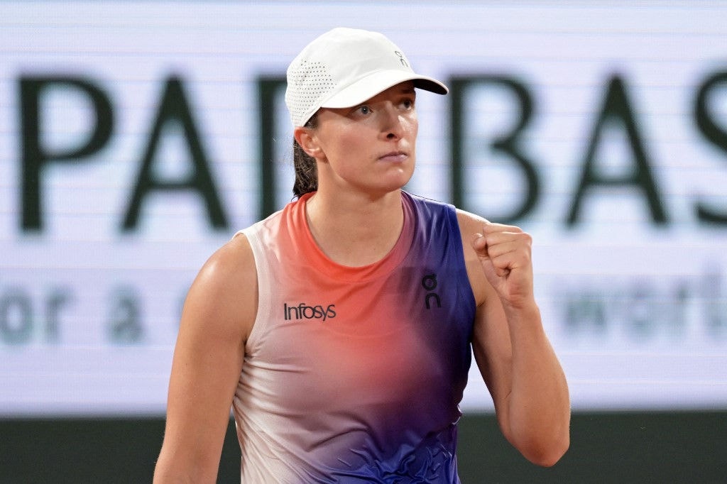 Poland's Iga Swiatek reacts after winning her women's singles match against Japan's Naomi Osaka on Court Philippe-Chatrier on day four of the French Open tennis tournament at the Roland Garros Complex in Paris on May 29, 2024. (Photo by Bertrand GUAY / AFP)
