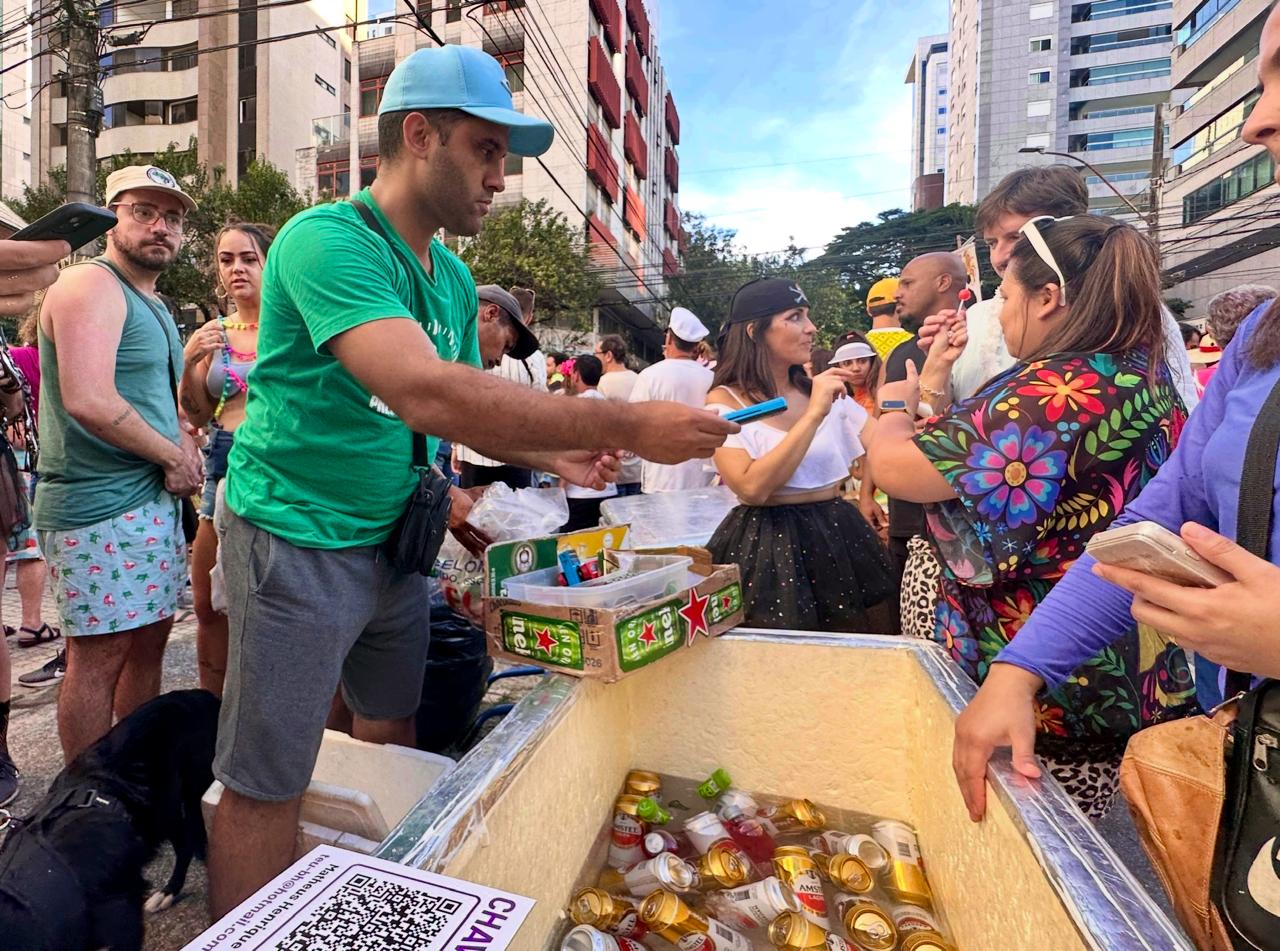 Foliões encontram bebidas de todo tipo durante o Carnaval