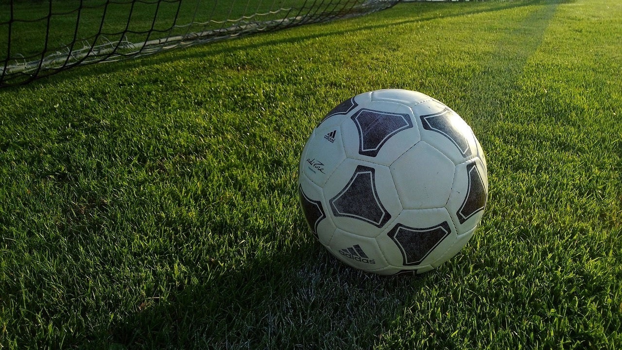 Segunda-feira com muito futebol pelo mundo