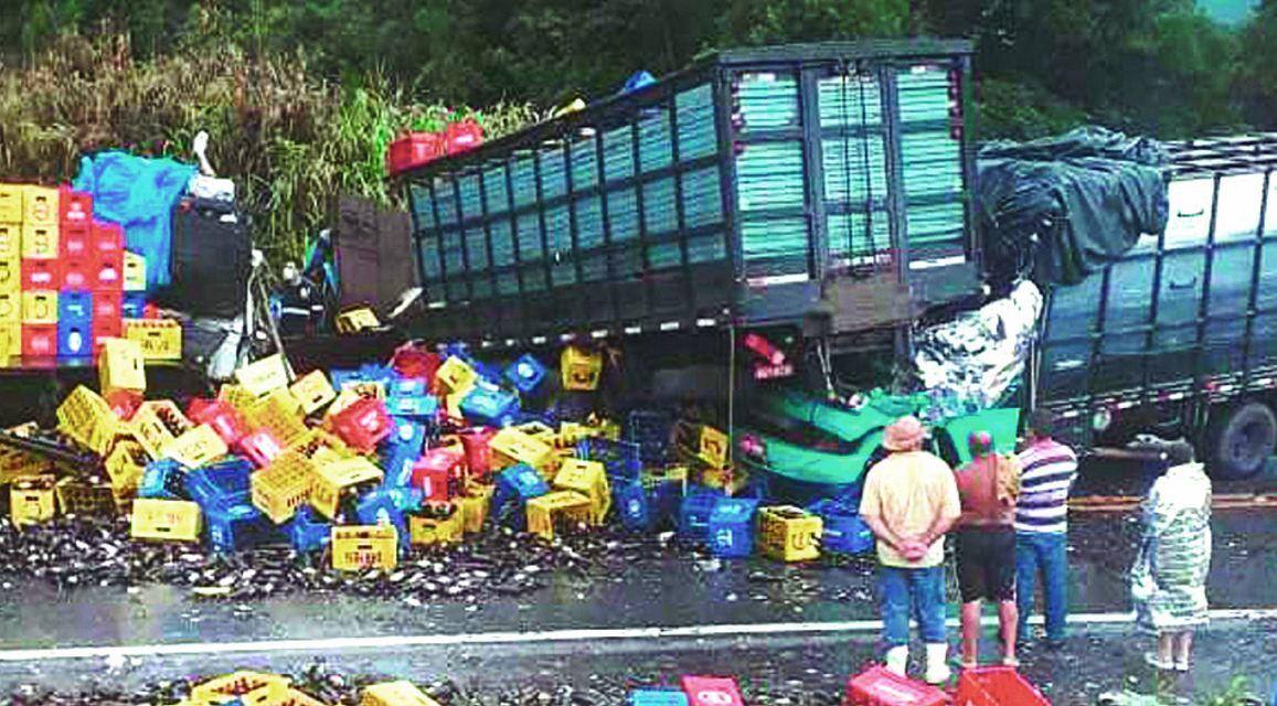 Acidente com três caminhões e um carro de passeio deixou quatro mortos em Campo Belo nesta quinta-feira