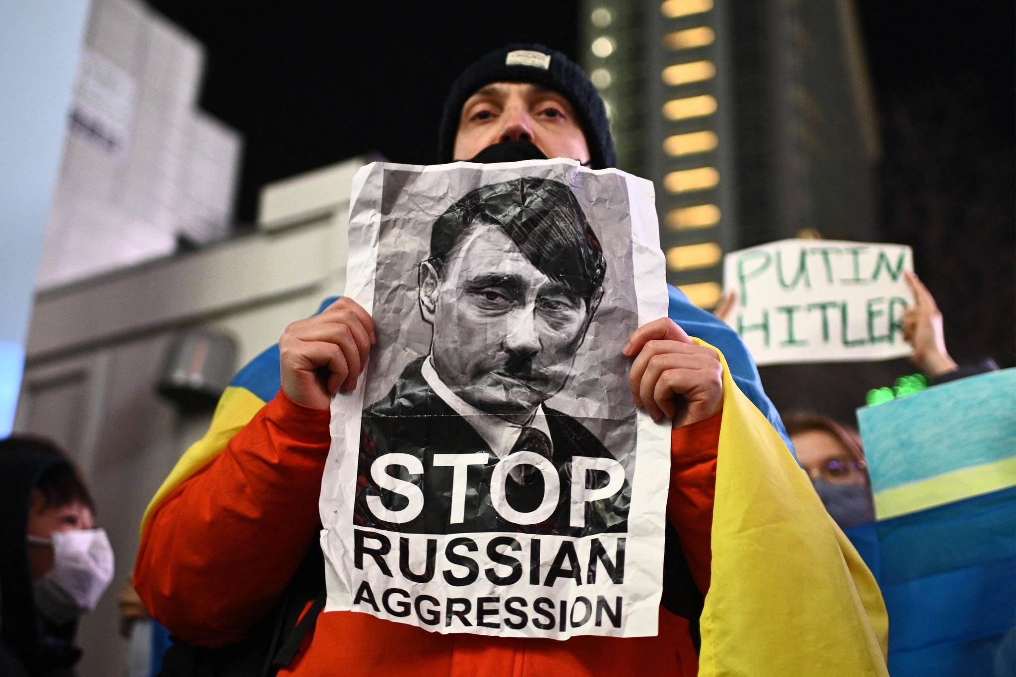 Um homem participa de um protesto contra as ações da Rússia na Ucrânia