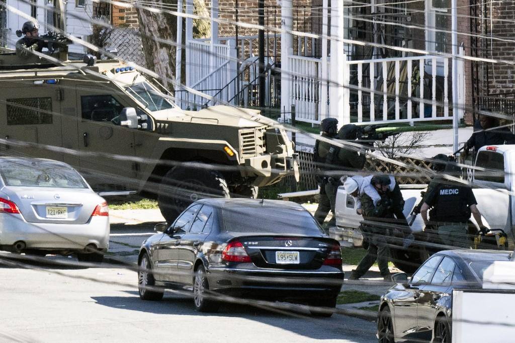 Policiais fazem cerco a casa em Nova Jersey onde estaria autor de três mortes na Pensilvânia