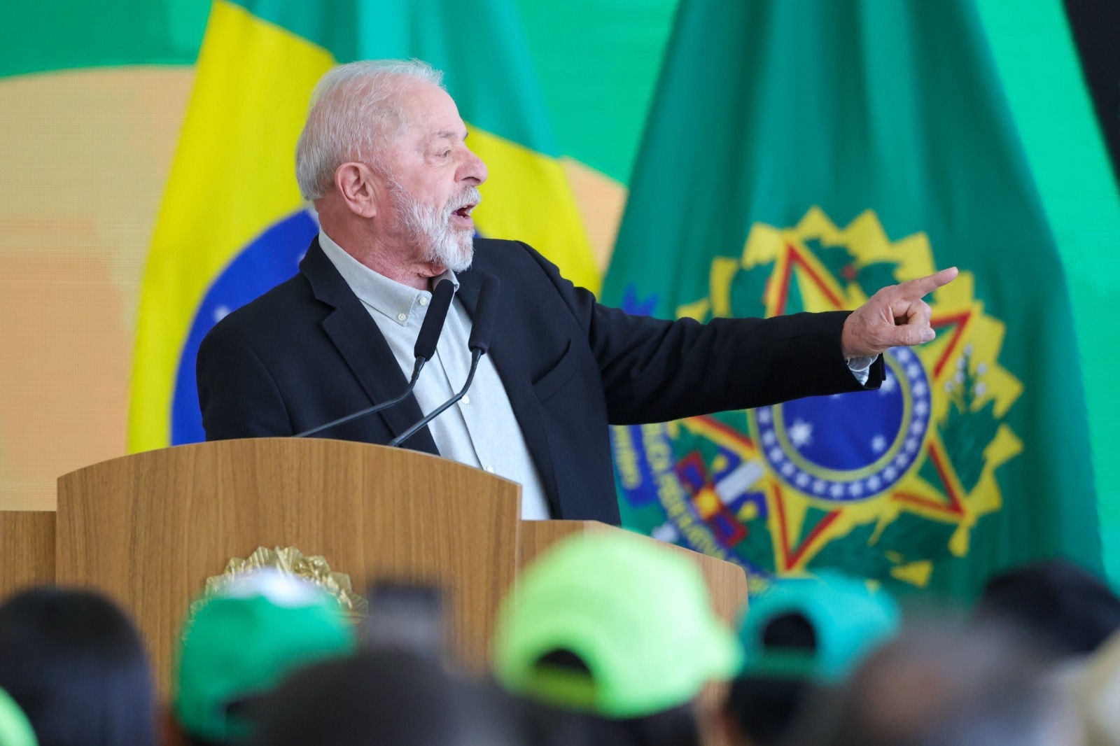 Lula aproveitou para alfinetar Bolsonaro ao dizer que jamais pedirá Pix ou anistia. 