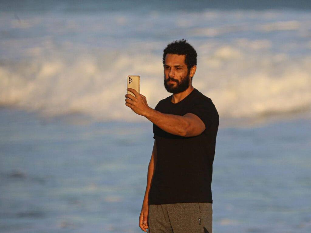 Amaury Lorenzo, de Terra e Paixão, surge de sunga branca e impressiona