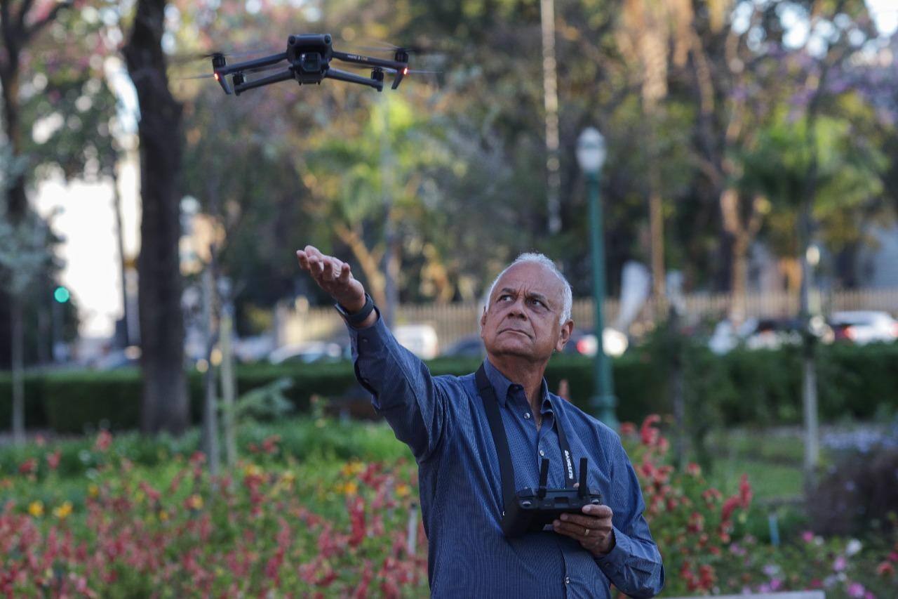 Médico Antônio Ferraz (foto), de 72 anos, hobbista que tem dois drones