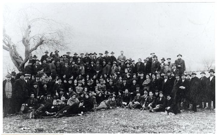 Grupo de italianos as vésperas de embarque para o Brasil (Museu da Imigração/Reprodução)