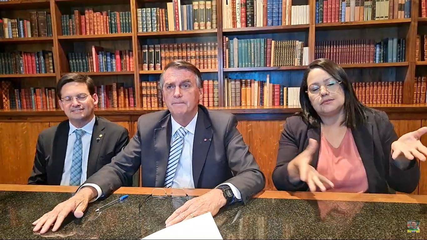 Presidente Jair Bolsonaro (PL) transmitiu live nesta quinta-feira (25) e encerrou minutos antes do início da sabatina de Lula (PT) no JN