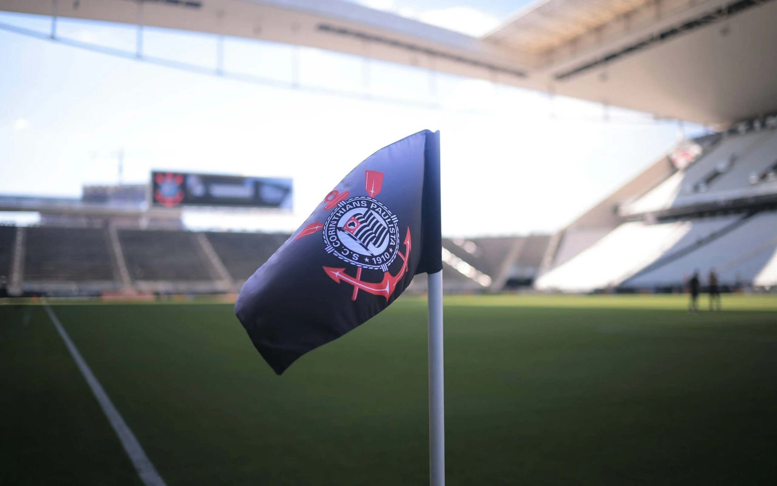 Corinthians não paga FGTS e Justiça libera jogador para outro time