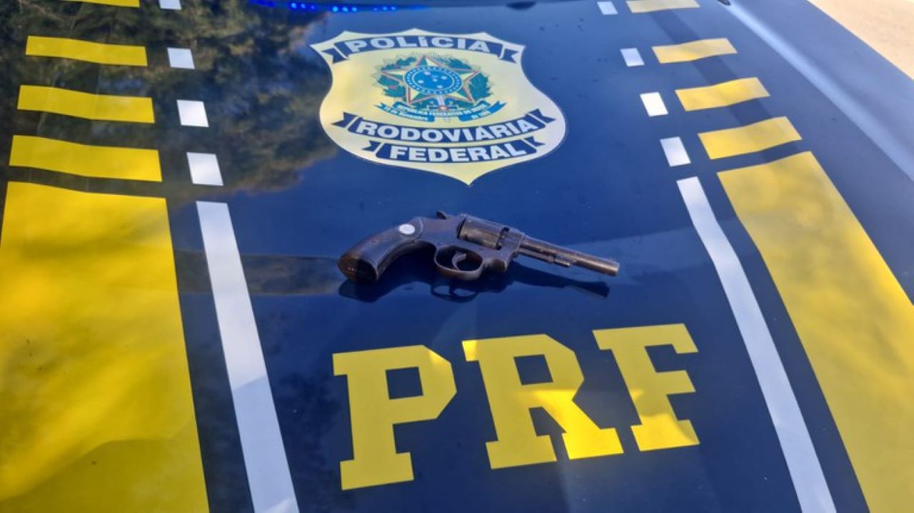 Revólver calibre .32 apreendido com passageiro de carro de aplicativo na BR-262