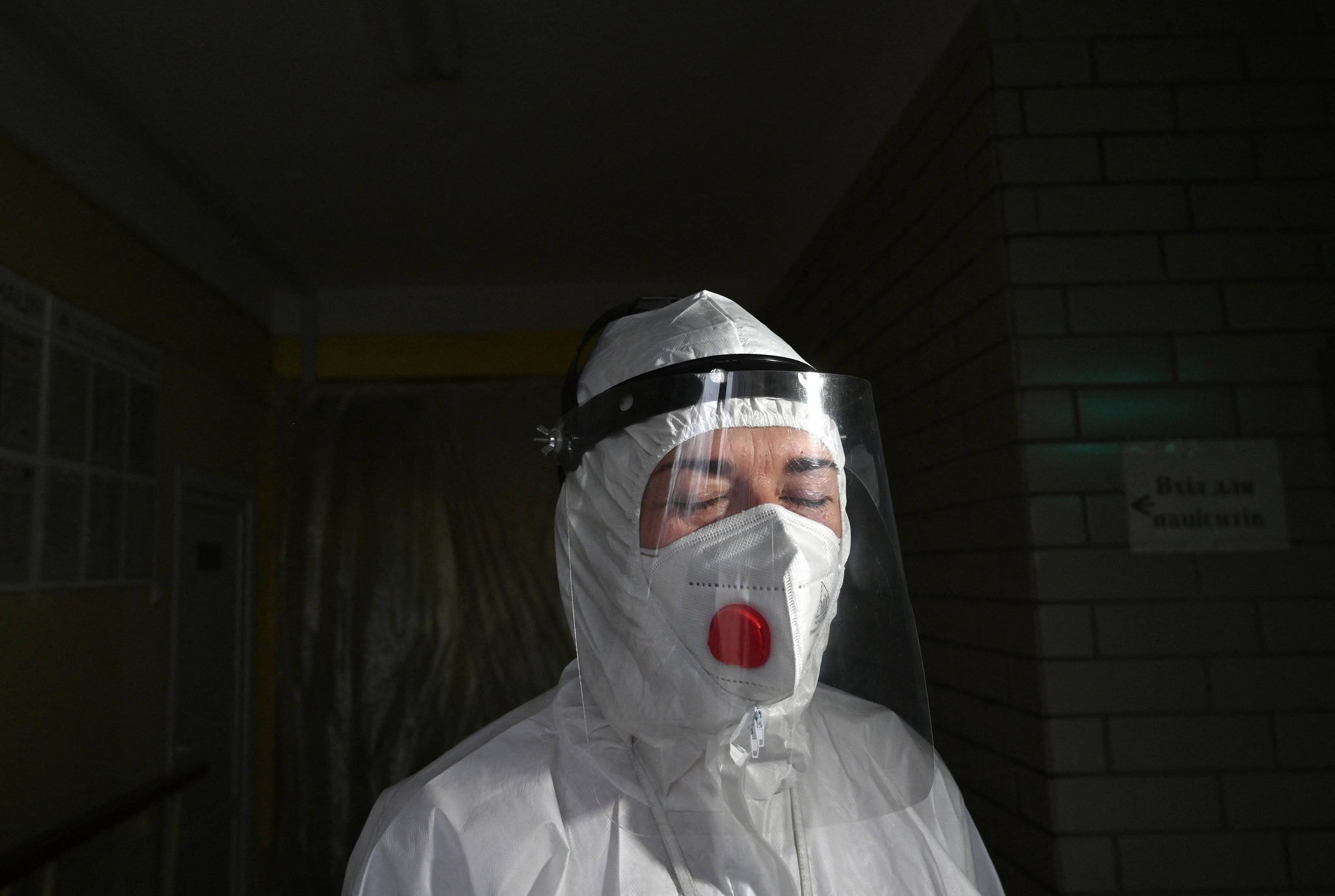 Médica que trabalha em UTI de Covid em Kiev, na Ucrânia