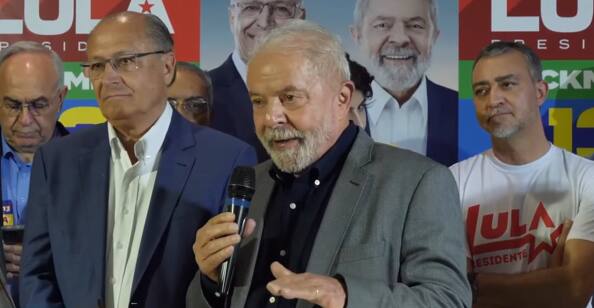 Na imagem, o candidato à Presidência pelo PT, Lula, e o seu vice na chapa ao Planalto, Geraldo Alckmin (PSB)