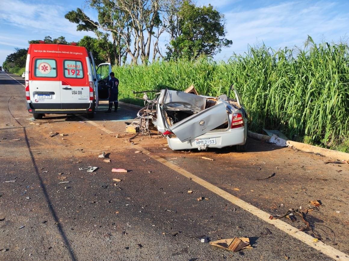 Carro ficou destruído com o impacto da batida