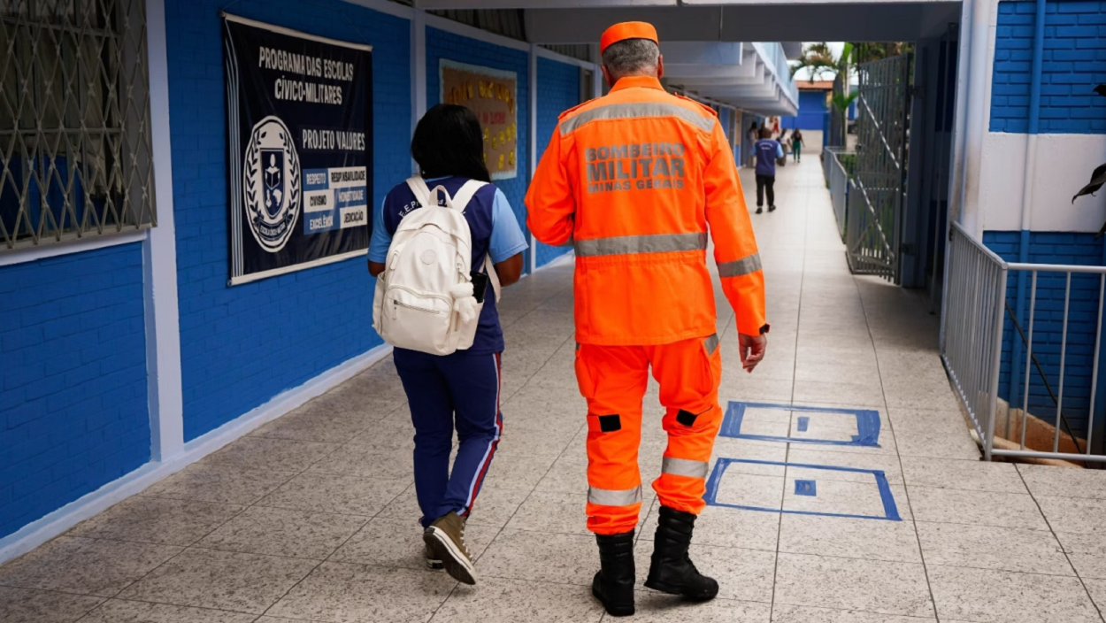 Tentativa de impor a militarização como solução genérica e mágica para os graves desafios estruturais da educação pública