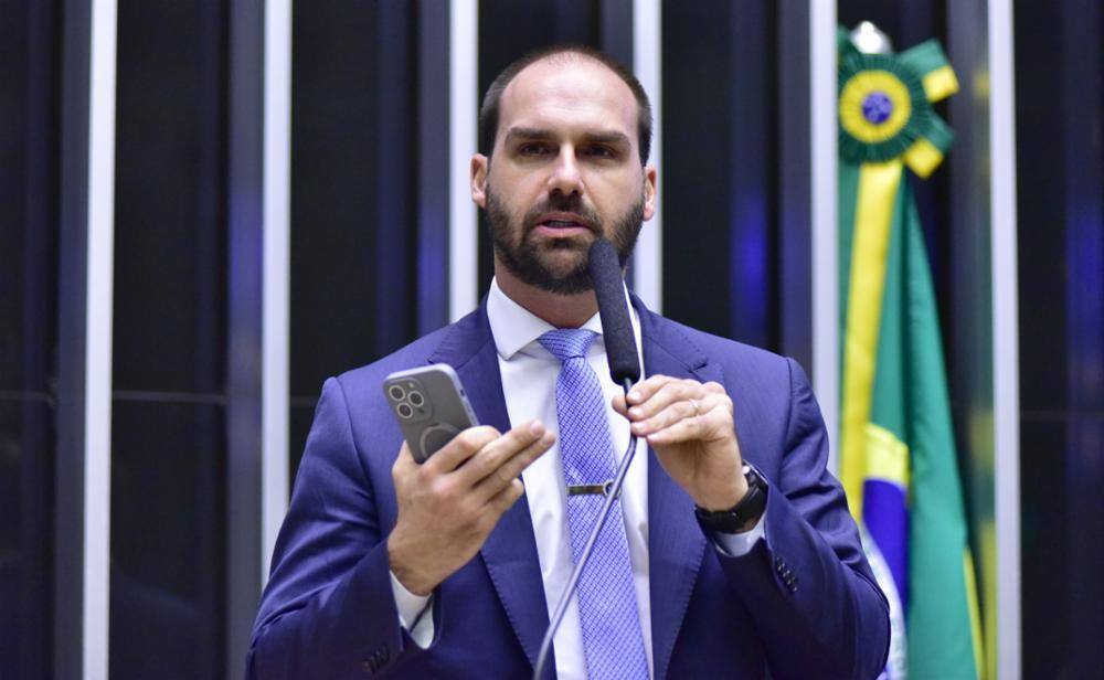 O deputado federal Eduardo Bolsonaro (31) chegou a dizer que um "professor doutrinador" seria "pior" do que um traficante de drogas