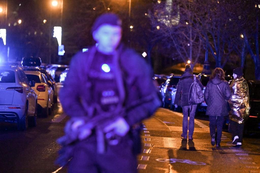 Pessoas deixam cena de ataque de atirador em Praga