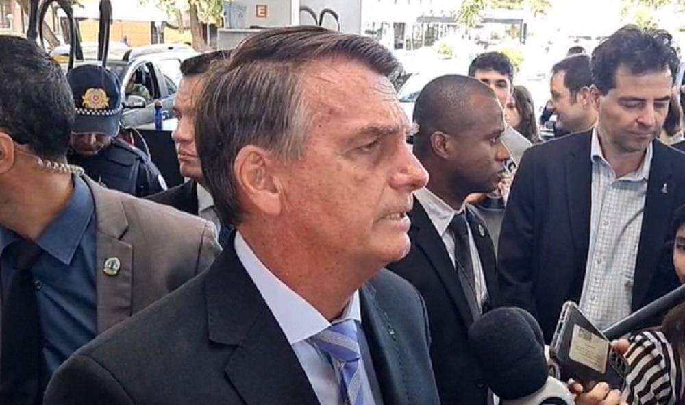 Presidente Jair Bolsonaro (PL) em um posto de combustível em Brasília (DF), nesta sexta-feira (22)
