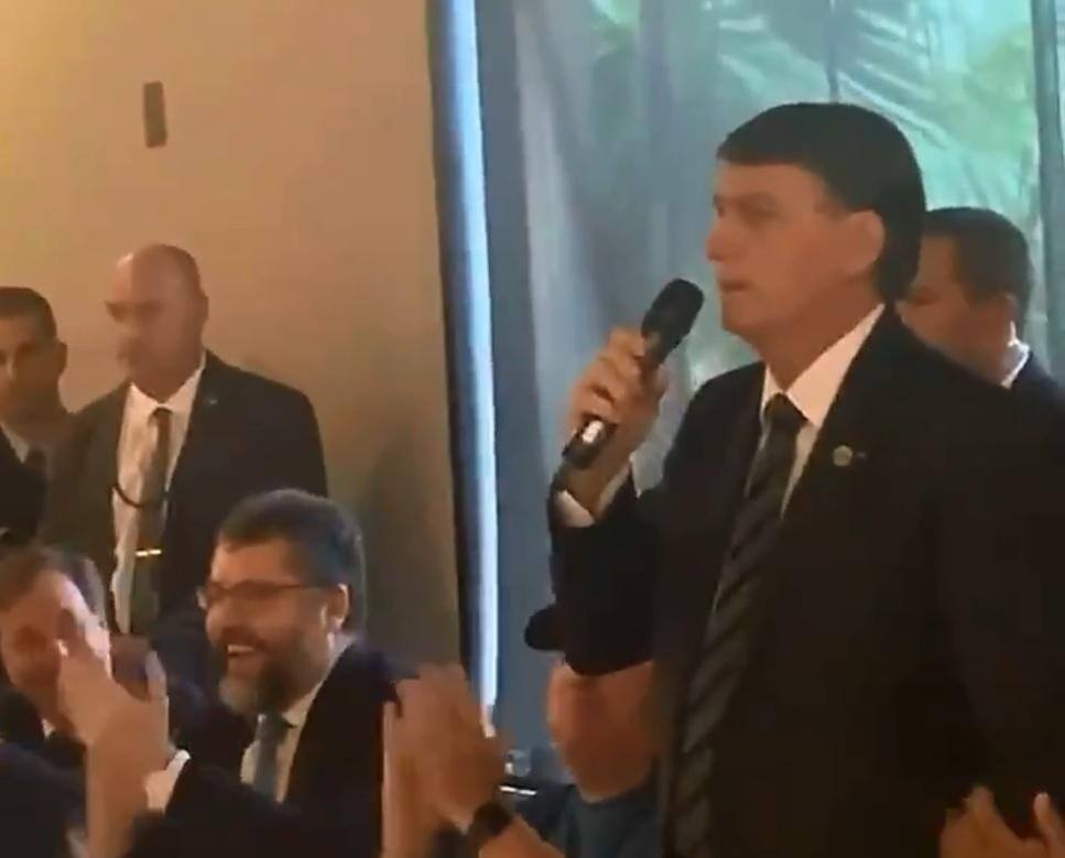 Bolsonaro estava em uma churrascaria com apoiadores