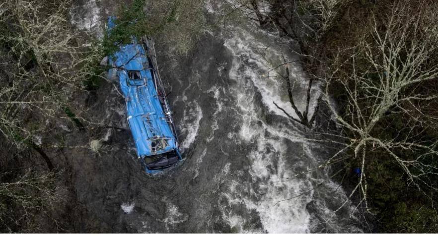 ônibus cai em rio na Espanha e 4 morrem