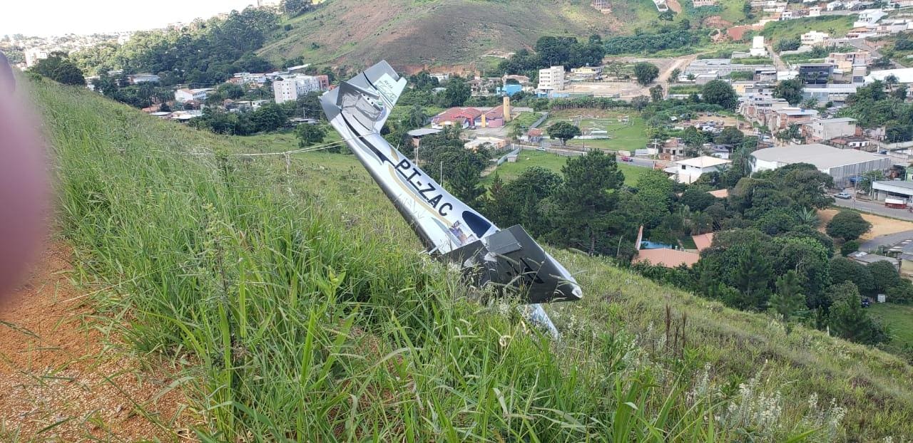 A aeronave perdeu os freios do lado direito e acabou tombando para fora da pista
