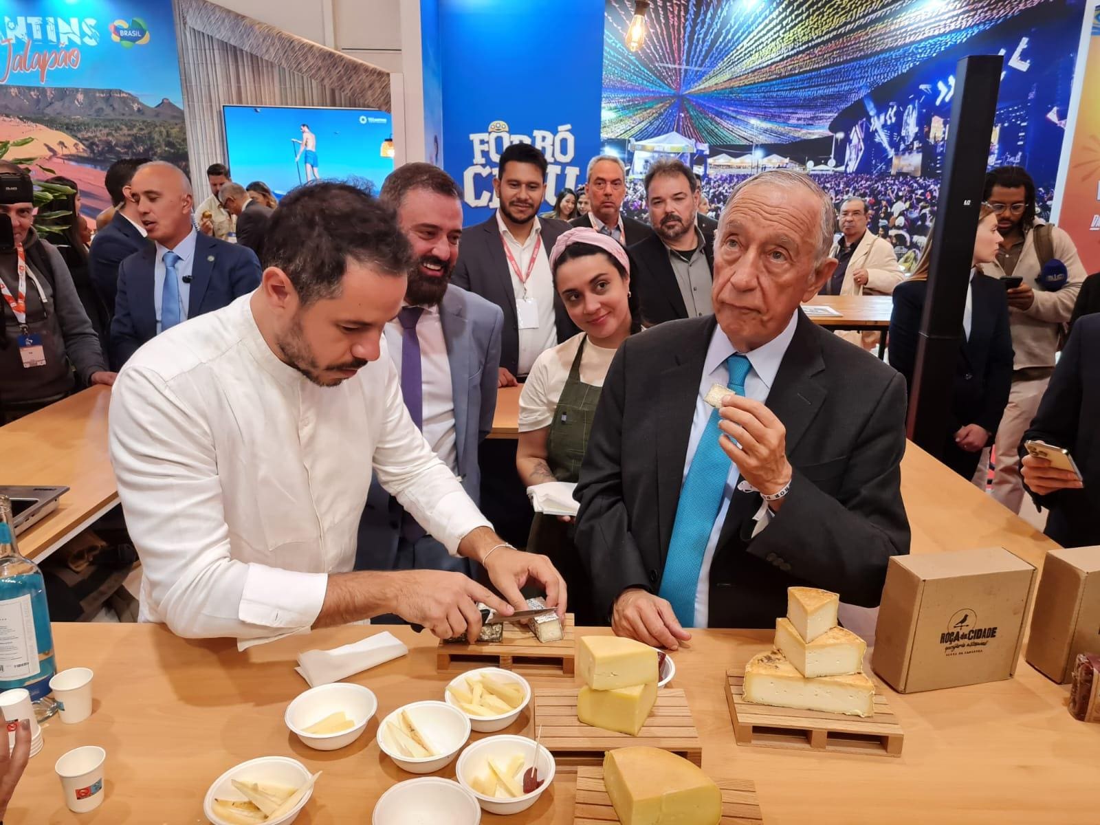 O chef Felipe Rameh serve queijos artesanais Matriarca e canastra Roça da Cidade para o presidente de Portugal, Marcelo Rebelo de Sousa