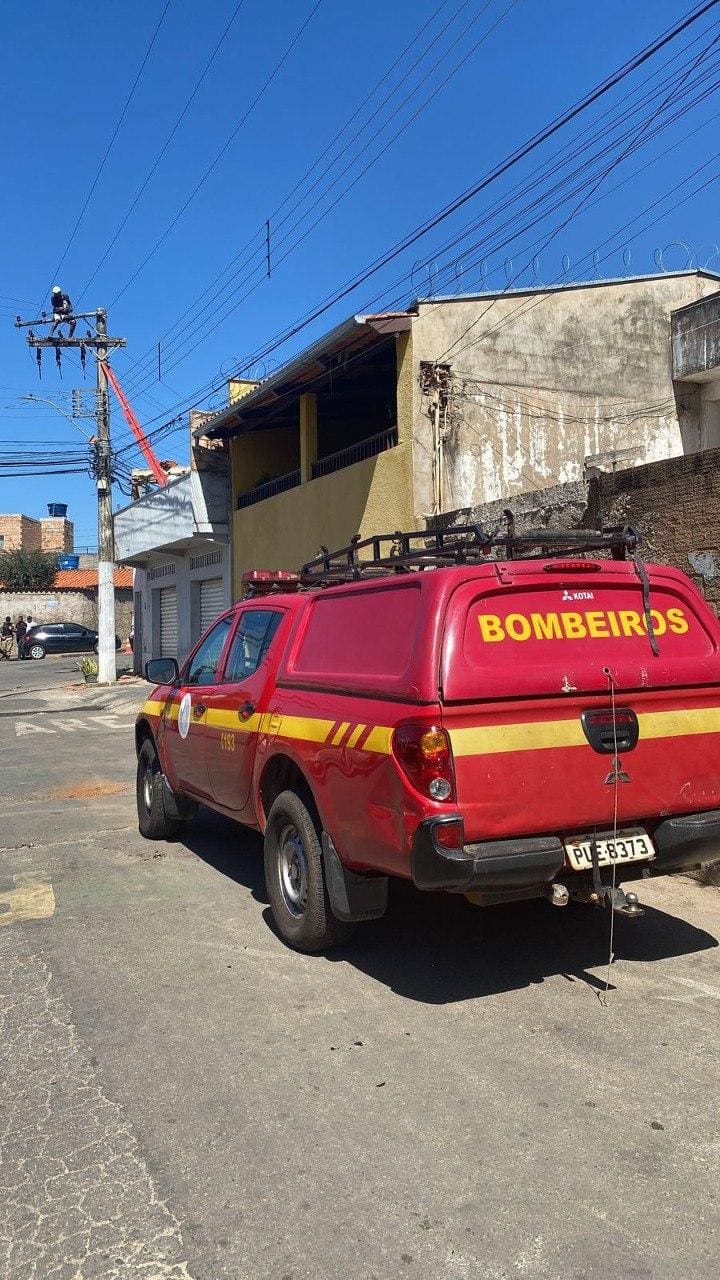 Imagem mostra homem em cima do poste em Itabira