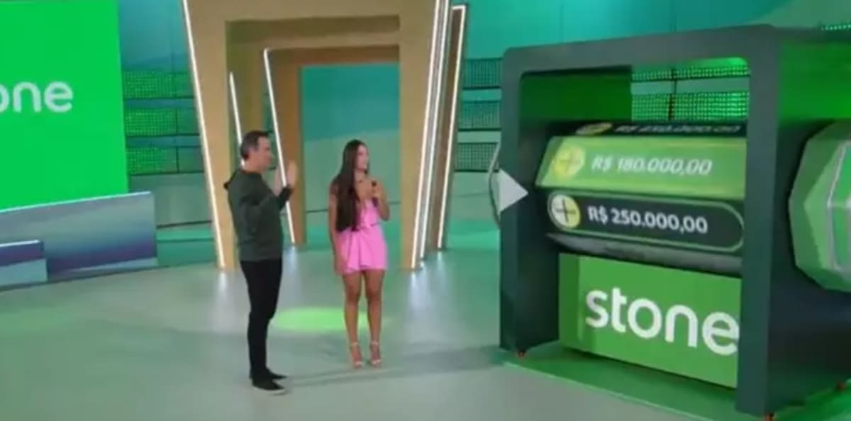 Deniziane ao lado do apresentador Tadeu Schmidt