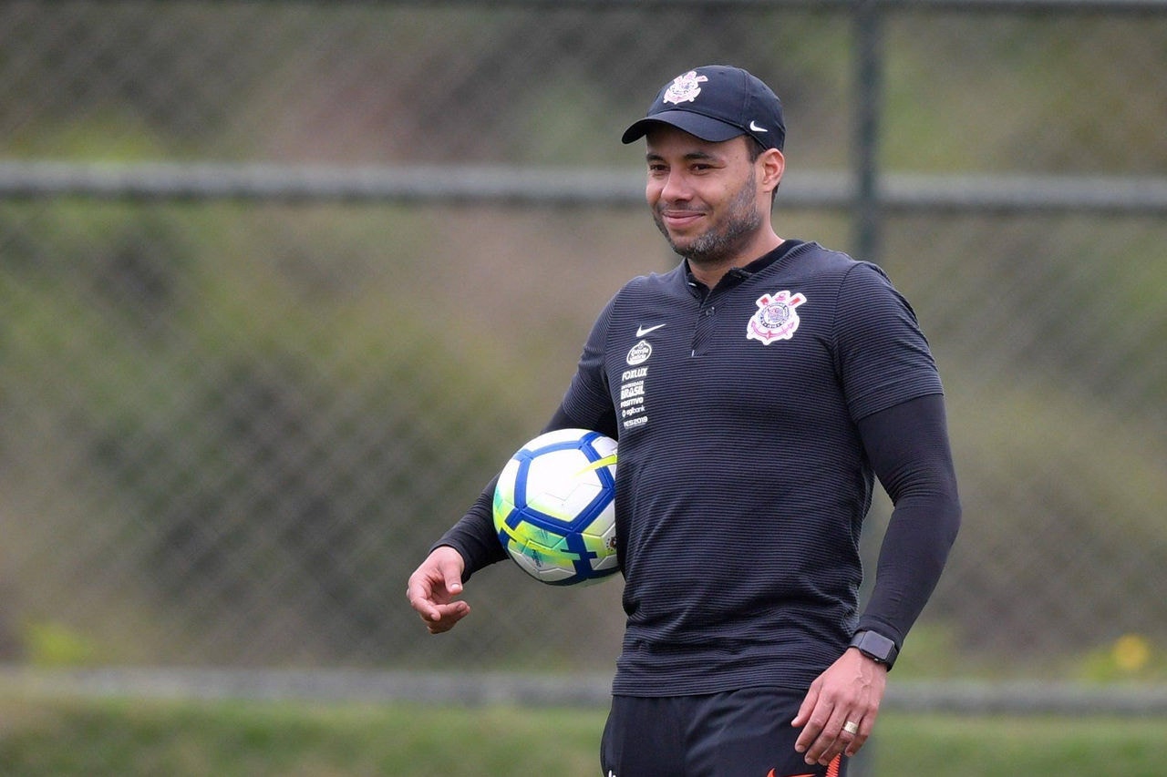 Técnico Jair Ventura vai com quase todo time reserva para o clássico contra o Santos