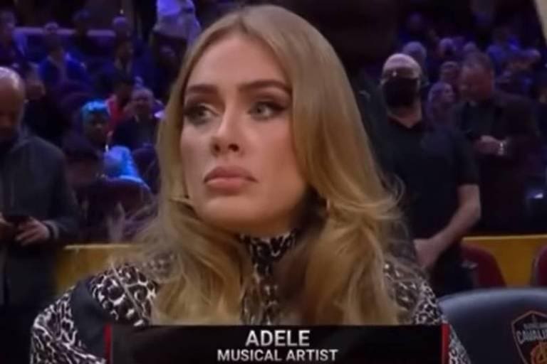 Adele durante jogo de basquete em 2022