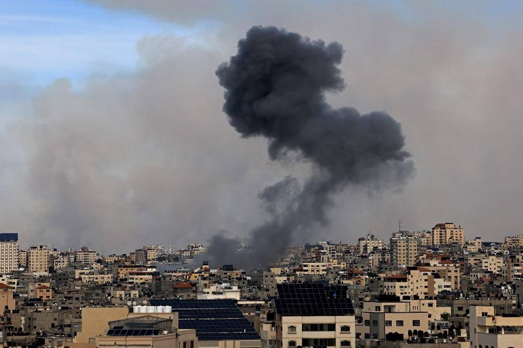 Fumaça avança sobre a Cidade de Gaza em 7 de outubro de 2023, após um ataque aéreo israelense