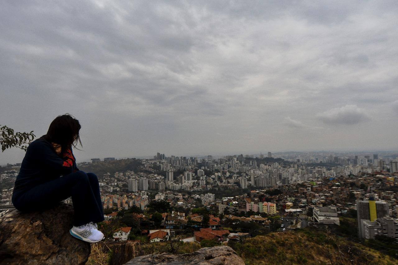 Temperaturas caíram e moradores de BH já sentiram o frio chegando