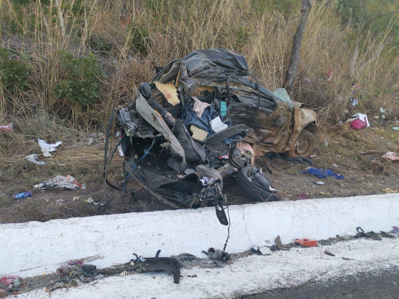Carro ficou completamente destruído