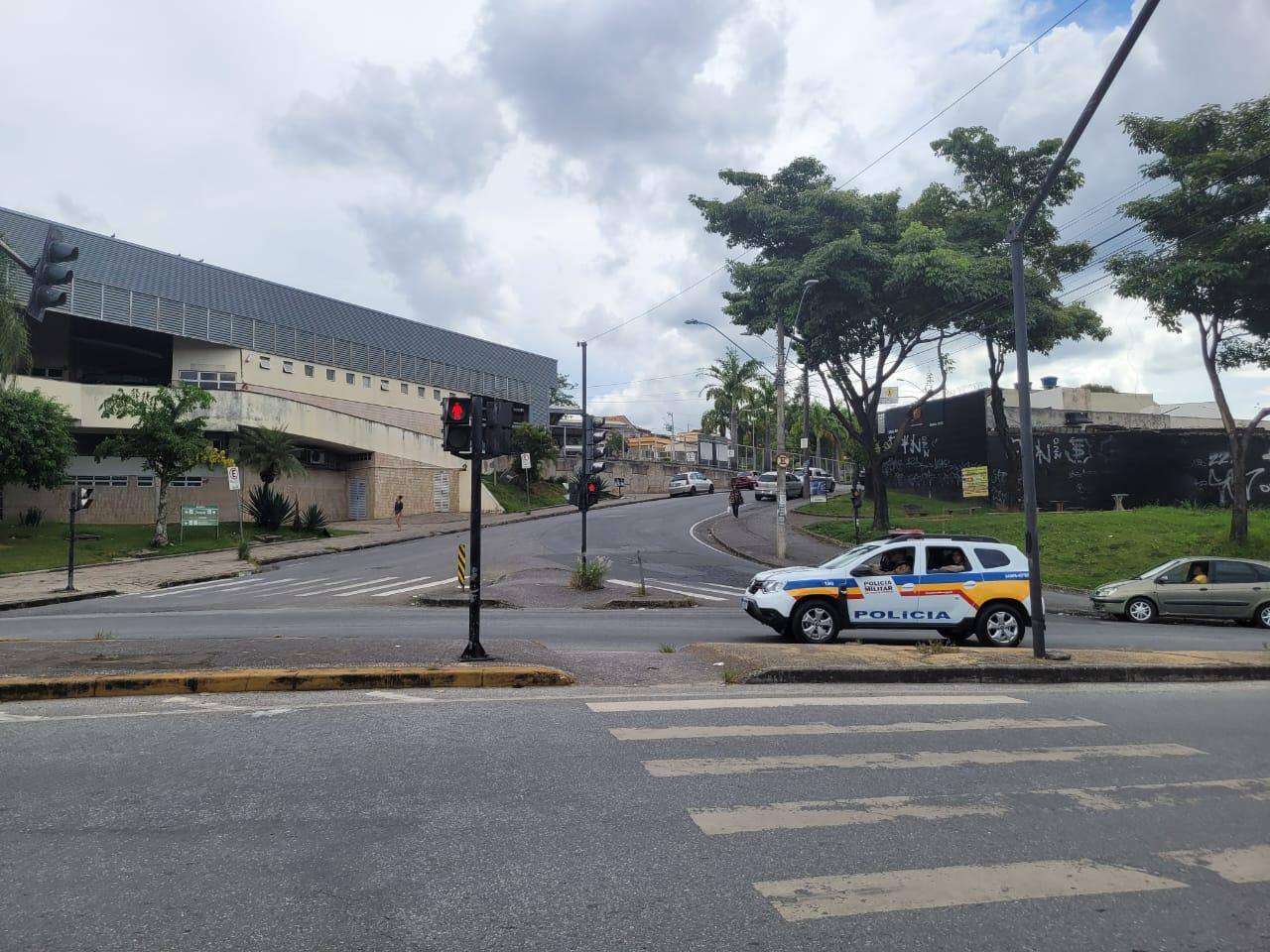 Viatura da Polícia Militar na rua Padre Pedro Pinto, em Venda Nova
