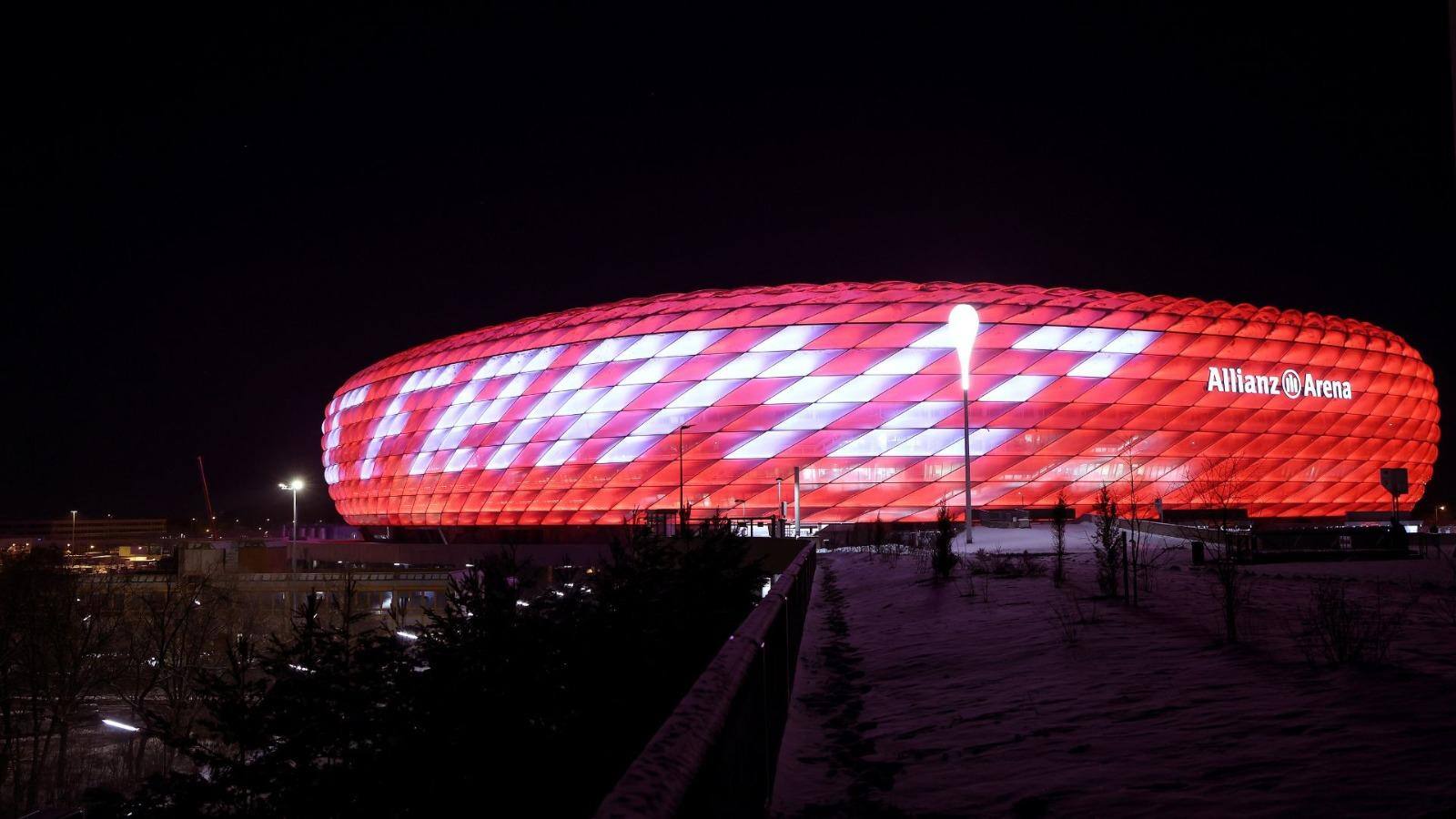 Estádio do Bayern de Munique com iluminação especial e mensagem em homenagem a Franz Beckenbauer