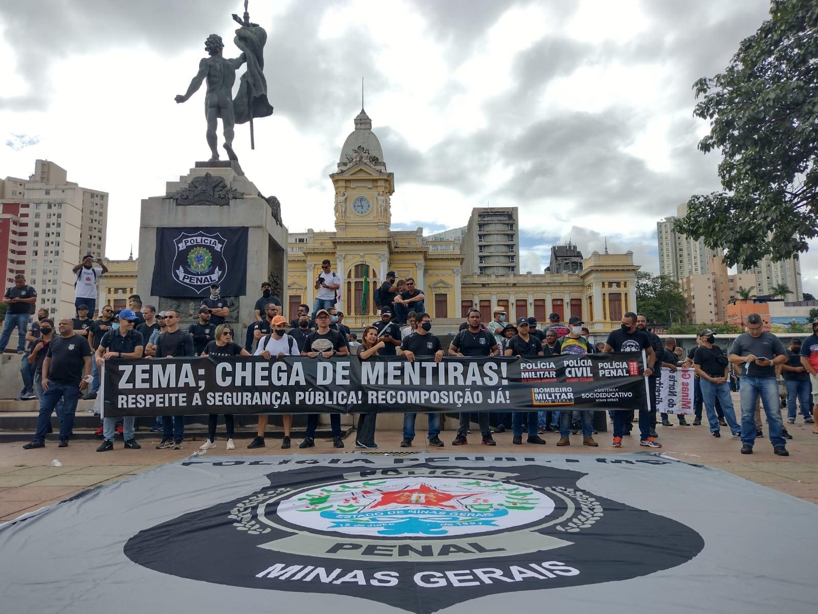 Manifestantes estão reunidos na praça da Estação, em Belo Horizonte