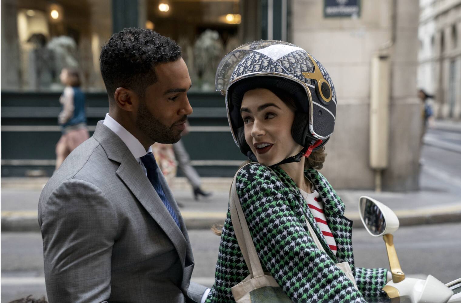Lucien Laviscount e Lily Collins na segunda temporada de 'Emily in Paris'
