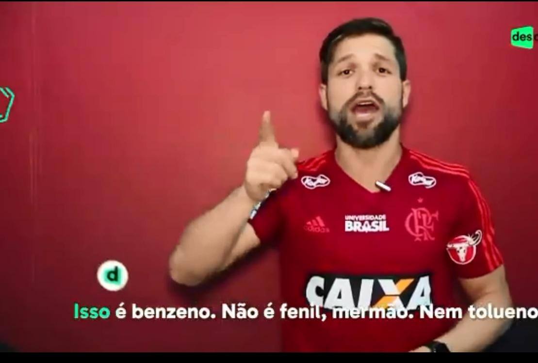 Meia Diego foi um dos jogadores do Fla a entrar no clima do vestibular